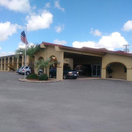 Days Inn By Wyndham San Antonio Lytle מראה חיצוני תמונה
