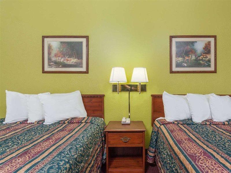 Days Inn By Wyndham San Antonio Lytle מראה חיצוני תמונה