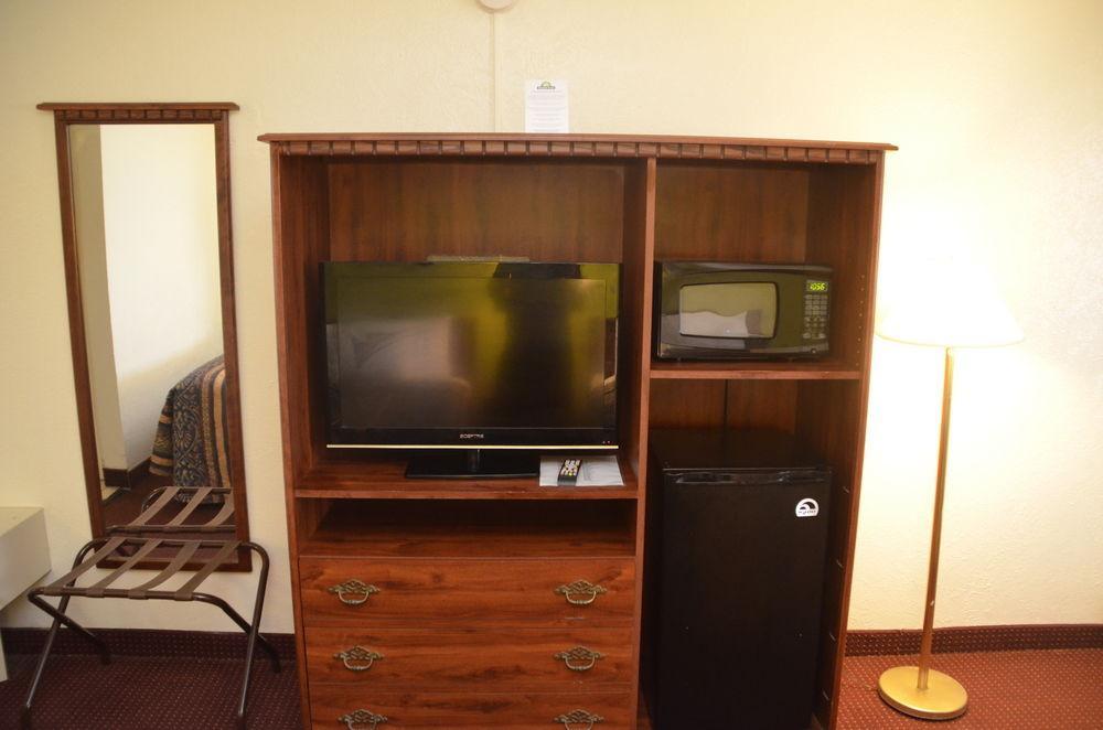Days Inn By Wyndham San Antonio Lytle מראה חיצוני תמונה